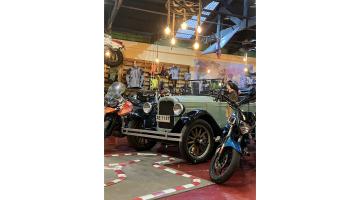 Nuestro regalón Chevrolet Capitol que decora la tienda de motos con más onda de la Patagonia