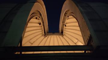 Domo del Observatorio iluminado desde adentro visto de noche