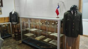 Uniformes institucionales y libros de actas antiguos