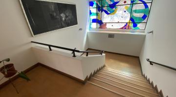 Escalera que lleva al segundo piso