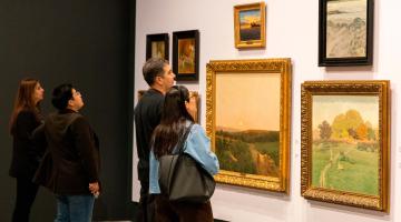 dos personas mirando un cuadro