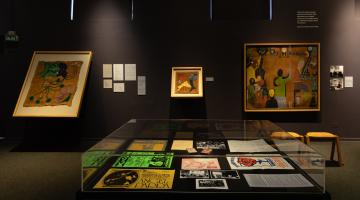 Fotografía de la Sala Museo. Al fondo se ven tres obras de Violeta Parra.