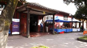 La imagen muestra el frontis del Museo Histórico de Villa Alegre, el cual muestra una casa colonial.